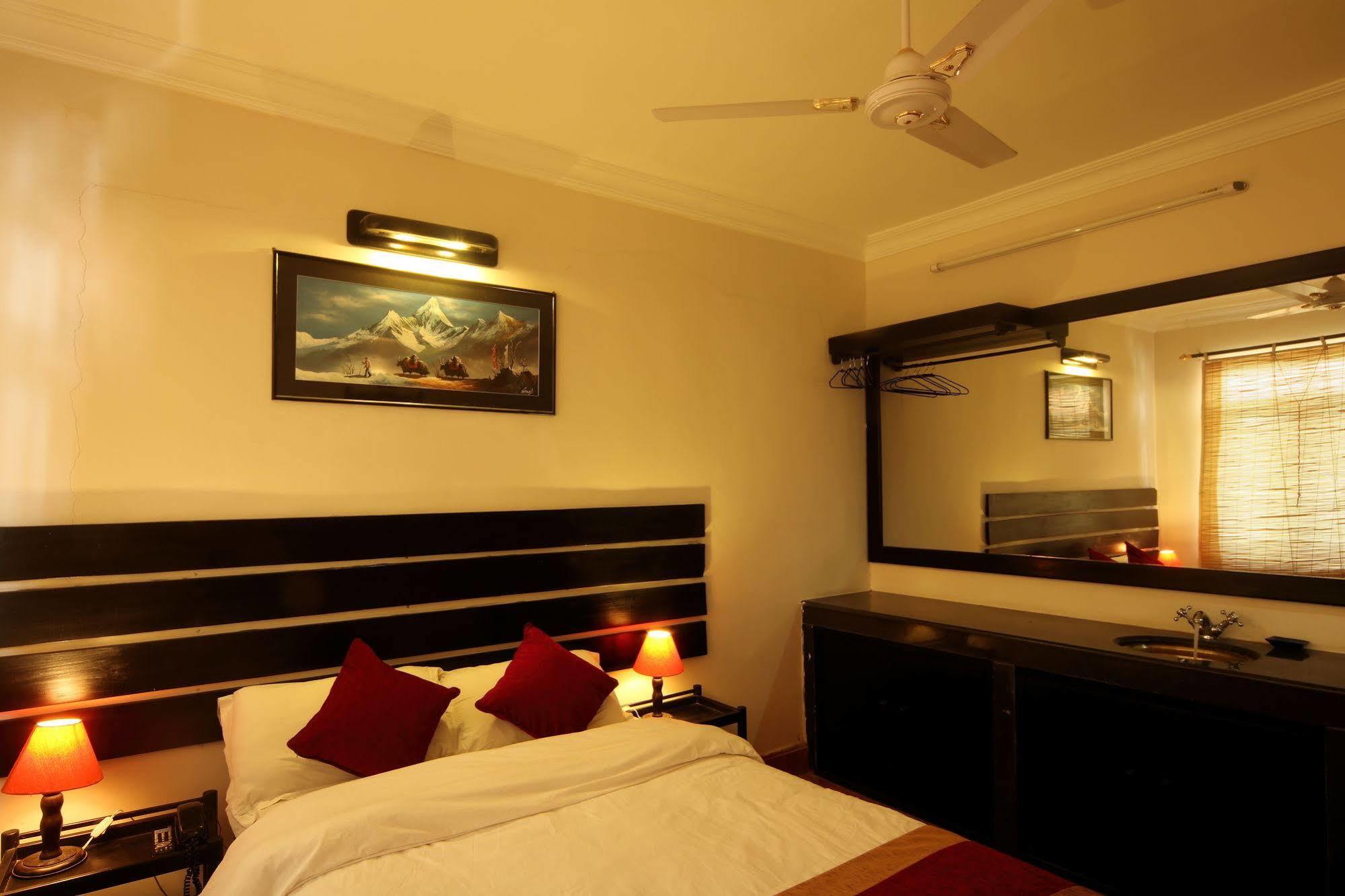Hotel Thorong Peak Катманду Екстериор снимка