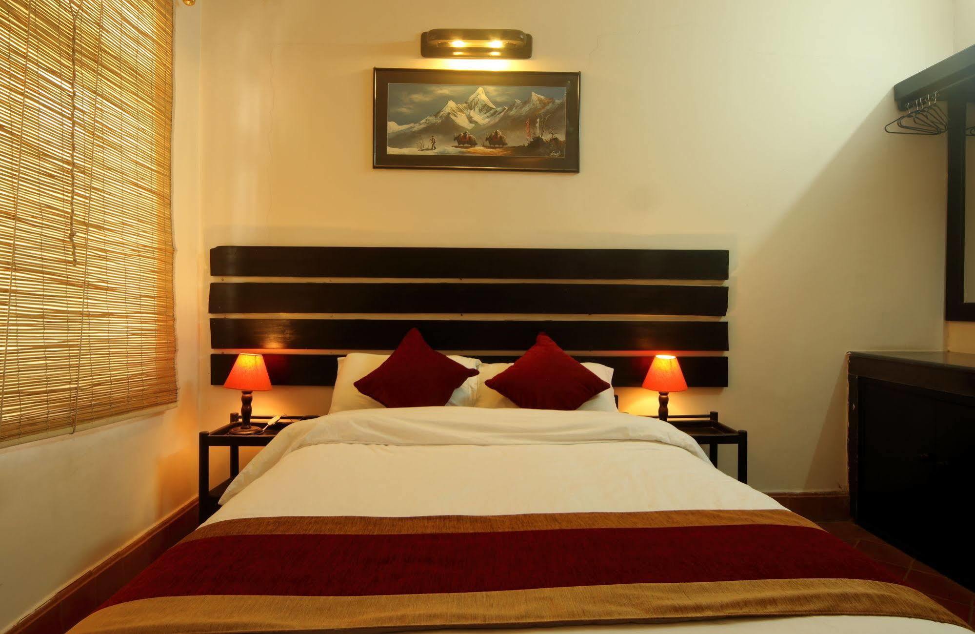 Hotel Thorong Peak Катманду Екстериор снимка